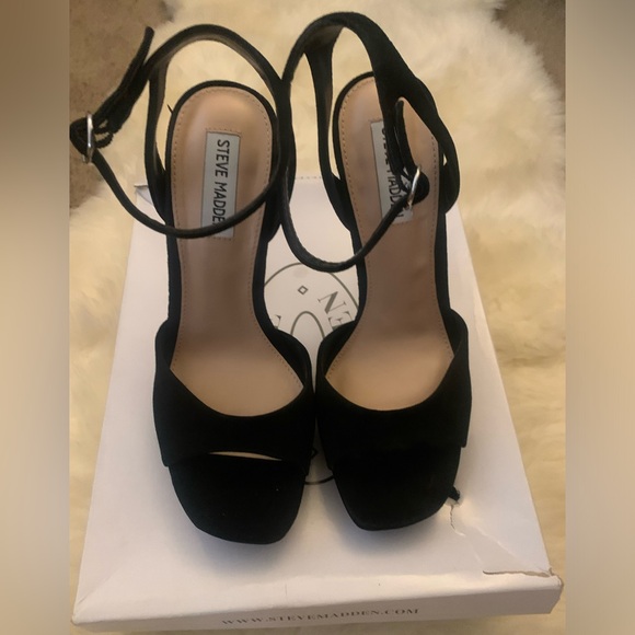 Lo's Posh Closet Daily Deals - Picture 2 of 10